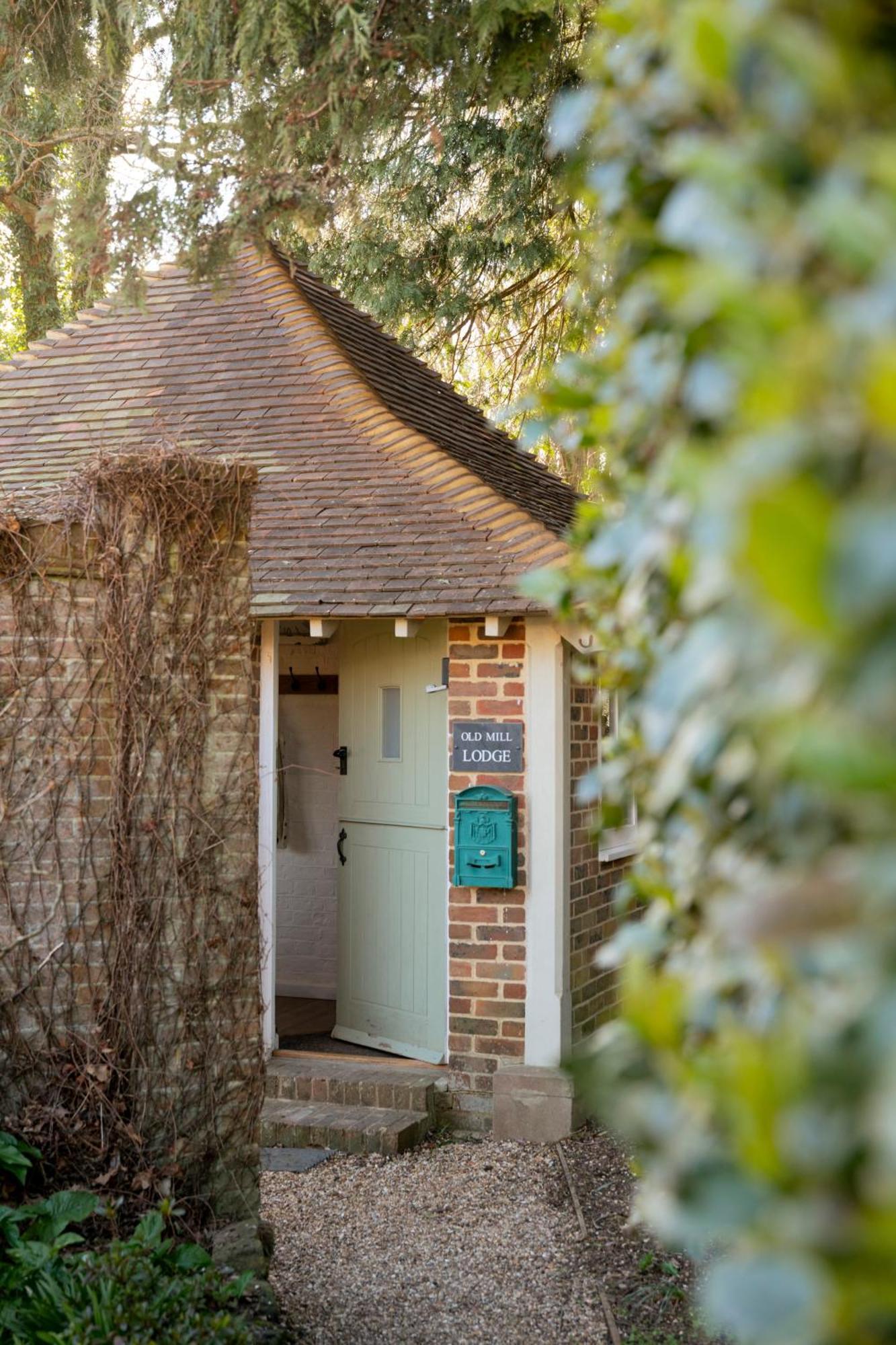 Old Mill Lodge By Huluki Sussex Stays Hurstpierpoint Exterior foto