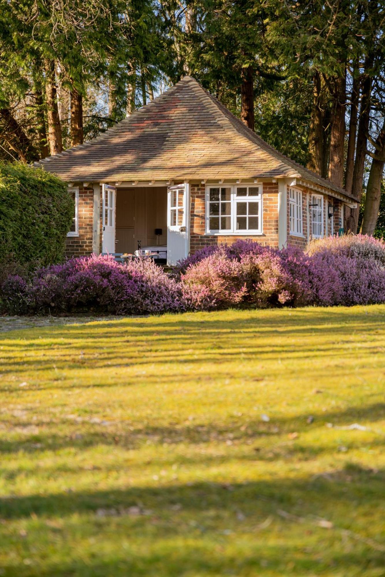 Old Mill Lodge By Huluki Sussex Stays Hurstpierpoint Exterior foto